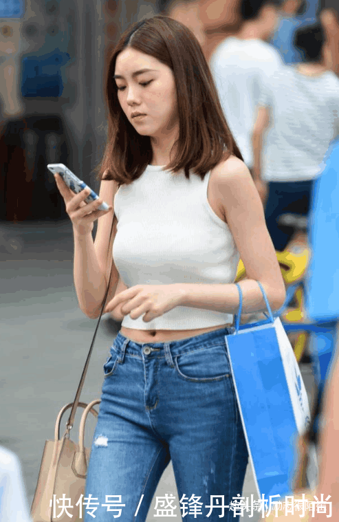 图4吊带配短裤太的迷人， 你妈若想让她当儿媳， 你能追到她吗!