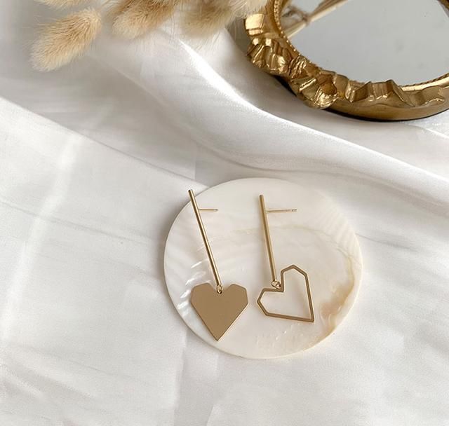  『耳环』这些耳环简约，但戴上很有气质