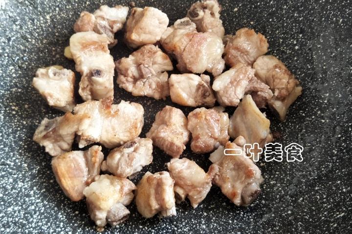 很多人不知道，炖排骨加上它，去腥解腻，好吃翻倍，盘都舔干净！