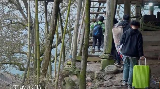 变形计：最让富二代崩溃的农村房，完全是空中楼阁，网友：怕坍塌