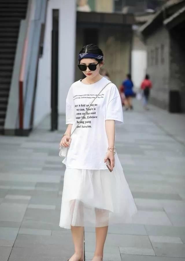 『笑嫣然』街拍:语笑嫣然的美女,一件黑色的连衣裙,青春靓丽美