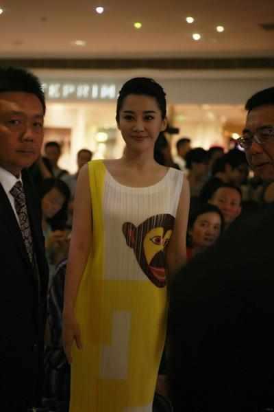 50岁许晴出席活动一件睡衣长裙惹争议,网友:这是真嫩