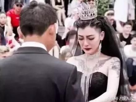 抖音“黑纱新娘”一身纹身，被誉为“最酷”新娘，私下素颜照惊人