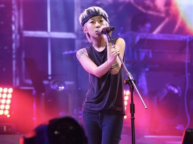 窦靖童终于“不一样”？粉色透视配皮裤女人味十足，网友：挺有料