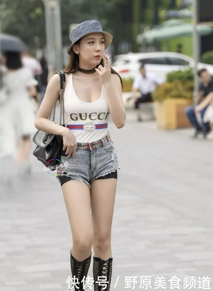  『泳装』时尚街拍一袭紧身泳装穿出门的妹子，这样真的好吗