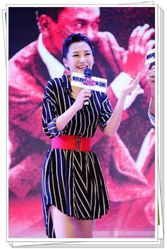 49岁许晴穿短裙嫩成少女本人，但看到她膝盖上的褶皱我却心疼不已