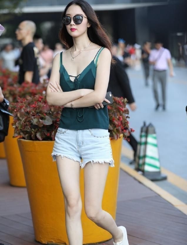 「 美女」穿的紧身裤时尚个性，彰显迷人气质，街拍：高颜值的美女