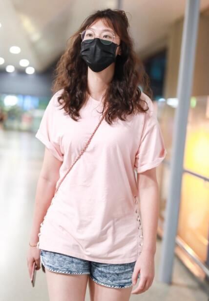 前中国女排惠若琪粉装现身机场，大长腿吸睛，网友:袜子辣眼睛!
