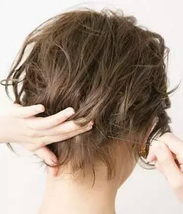 扎头发真的有那么难吗？你试试这个，再也不想披头散发