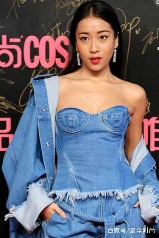 吉克隽逸尴尬了！穿衬衫居然不扣扣子，网友：全身油得“发光”！