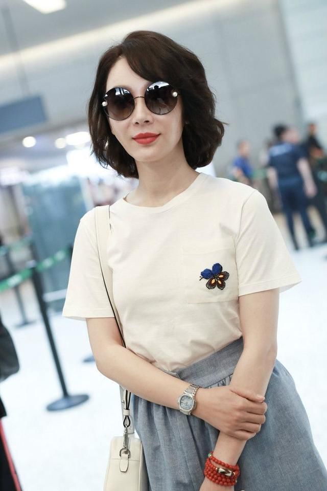 陈数携手儿子现身，网友:太像姐弟了