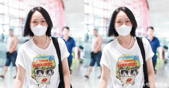 周迅真会穿！这么宽的裤子配条T恤太个性，网友44岁就该这么穿