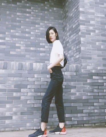 刘雯有多瘦？巴掌大的短裤都塞不满，脚下的“甜甜圈”鞋子超抢镜