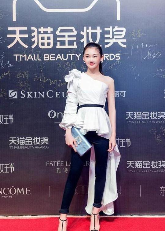 《芳华》女主真会穿! 铅笔裤搭配恨天高, 网友: 冯导眼光就是好