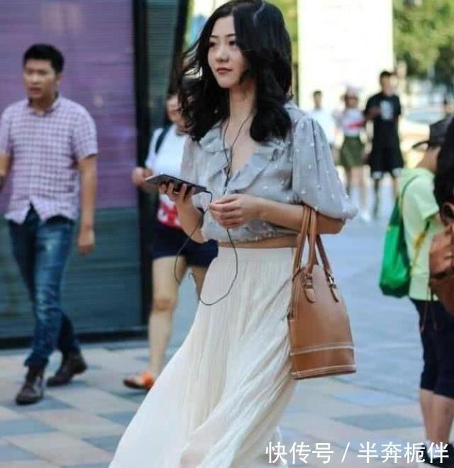  『长裙』小姐姐高腰衫配白色长裙，简单的穿搭也很有女人味