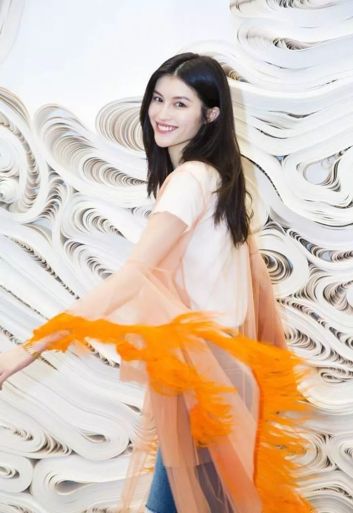 Angelababy穿Dior裙在跑男正经唱歌，这么美的纱裙何穗拿来套T恤?