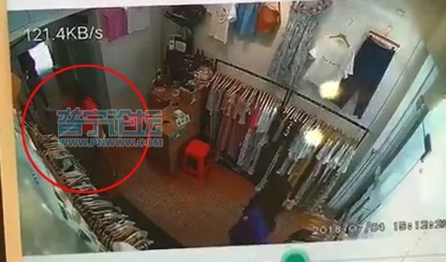 流沙一女子进店偷衣服，监控拍下“暗渡陈仓”地狡猾举动