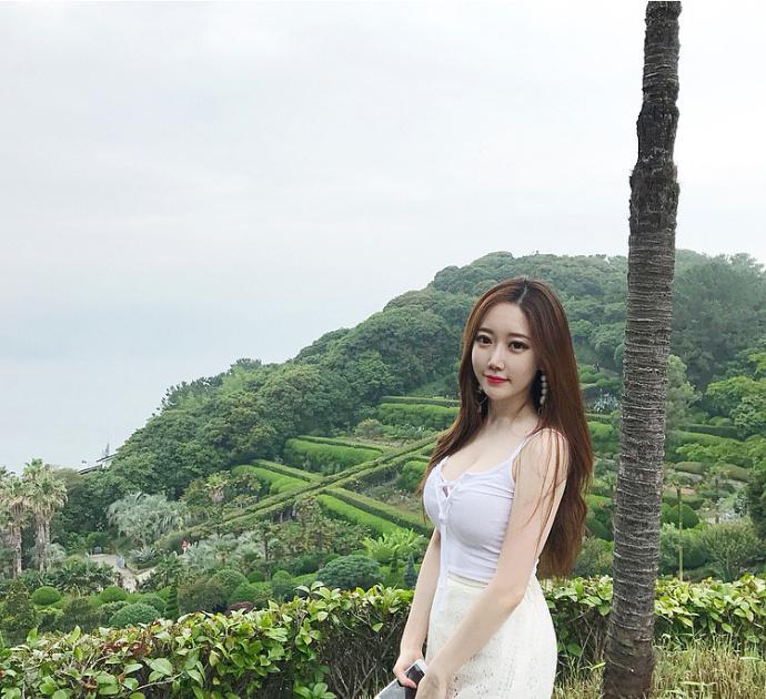 白色吊带连衣裙，展示性感好身材，微胖型，惹人爱