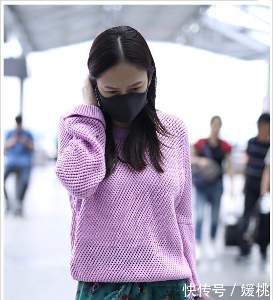 39岁陈乔恩穿同款毛衣撞上26岁周冬雨，网友美是跨越年龄的