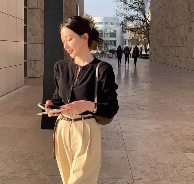 色开衫:早春开衫这么穿,搭配裙子、内搭美极了 !