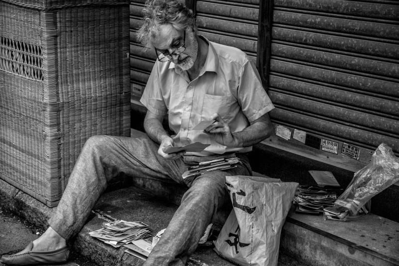 100平就是豪宅的香港,旅行要徒步,20块买走老外的古董画