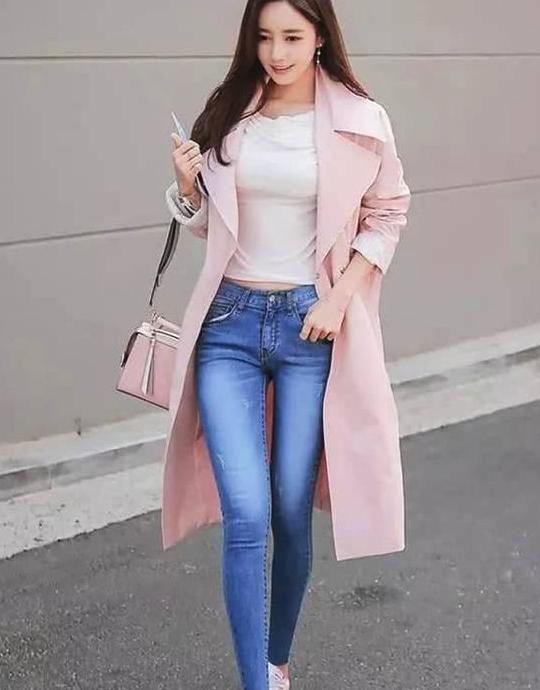 街拍：图2牛仔裤穿出潮女范十足，图4穿打底裤的美女时髦指数满