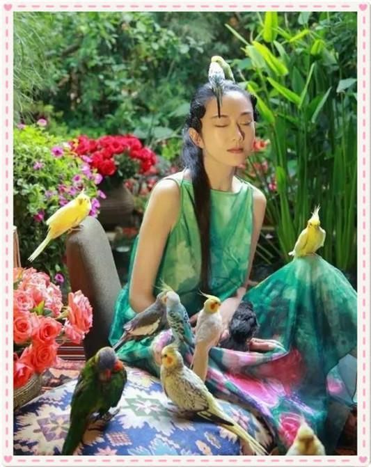 杨丽萍才是扮嫩界鼻祖！60岁照样驾驭粉色裙，网友：这腿是真细！