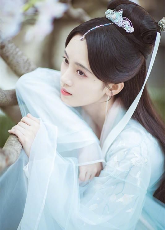 鞠婧祎晒照，模样特别清纯，这也是她一贯的风格!