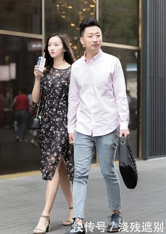 「红色」搭配一双高跟鞋,比较甜美性感系的款式,搭配细高跟十分显气质