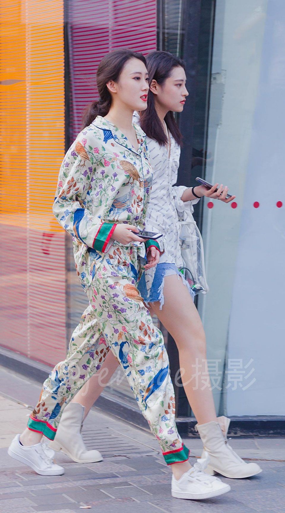 大热天，穿真丝睡衣逛街的姑娘，换上闺蜜的小皮靴或许更完美