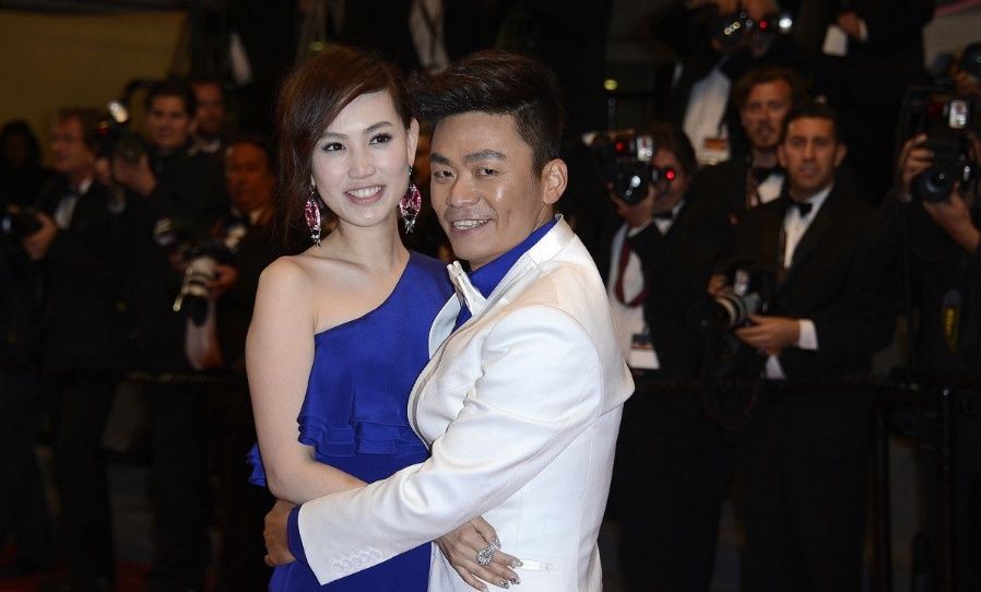 马蓉好友言论产生分歧，一个声称马蓉已出国，一个却表示是假消息