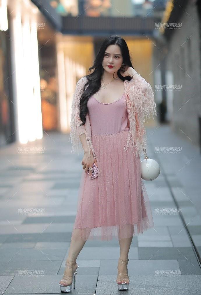  感觉|街拍：不知道小姐姐怎么想的，穿的鞋底像“砖头”，感觉不下10斤吧？