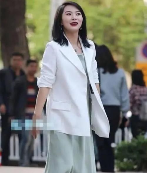  展现出：潮范儿女神来了，街拍：恬静贤淑的美女，一件黑色上衣配黑色短裤，时尚魅力女神范