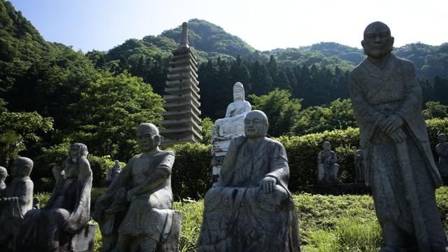 日本土豪花60亿日元打造公园，里面全是亲友雕像，游客：瘆得慌！
