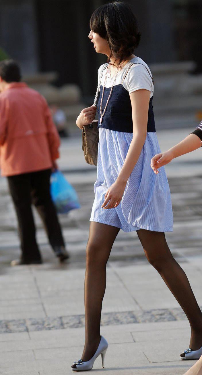 广顺西路街拍：连衣裙清秀妹子，粉嫩的肌肤，细长腿很是吸睛