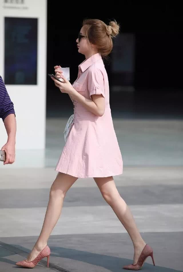  「西装裤」街拍：身材高挑的美女，小西装裤搭配高腰短裤，瘦腿的效果是超赞哦