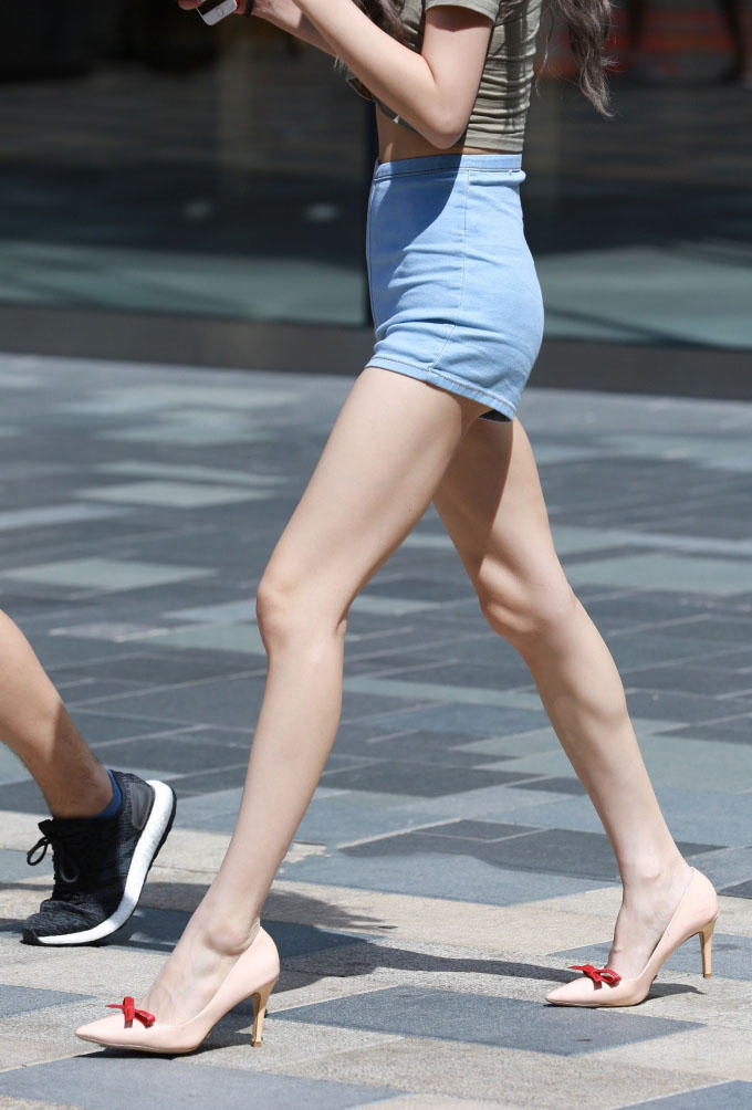 性感小姐姐穿超短裤裹出完美曲线，火辣的身材很迷人