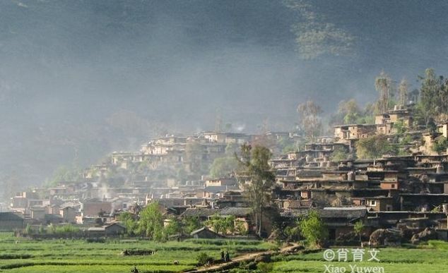 云南这个城子村百家相连，你家屋顶我家庭院，那是故乡的原风景