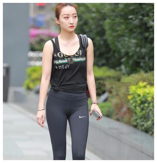 美图：图3紧身裤小姐姐，你“勒不勒”呀，穿出十足的女人味！