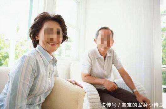 45岁高龄孕妈顺产生下男孩, 医生出来报喜, 看