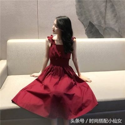 不到100斤妹纸穿衣真好看，吊带连衣裙，更显性感可爱女人味十足