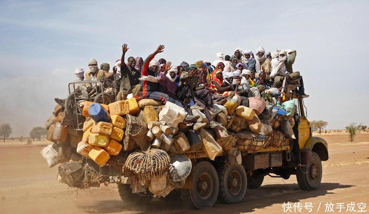  #公交车#为什么私家车多坐一个算超载，而公交车脸被挤到窗玻璃