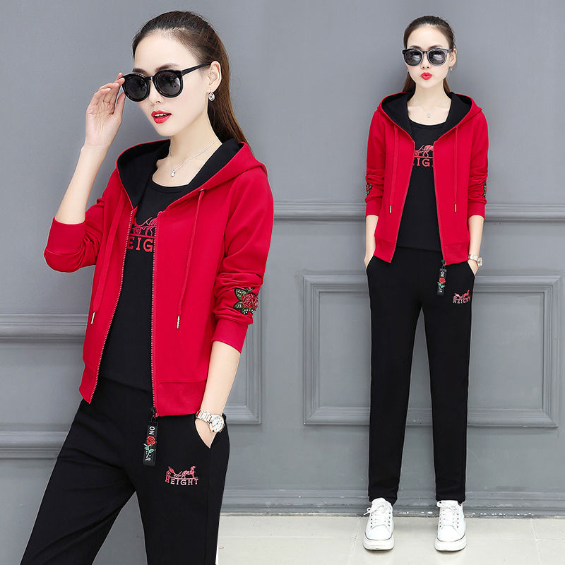 今年休闲套装又火了!中秋出门玩，51岁妈妈这样穿，减龄还方便