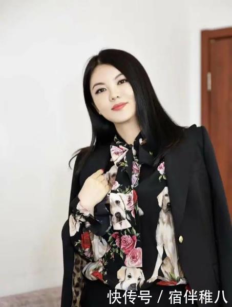 『李湘』李湘无滤镜显胖10斤,穿蓝色印花连衣裙尽显“富态”,气场强大