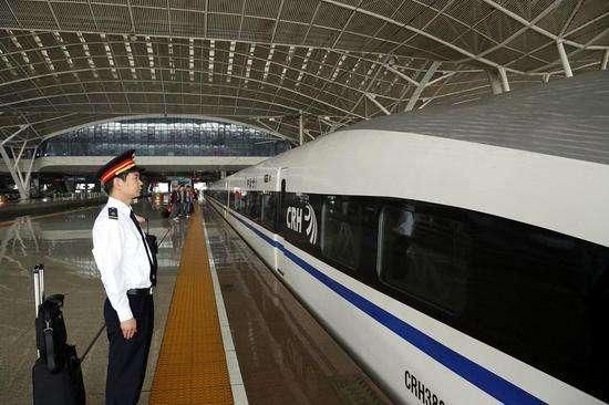 高铁正常行驶中，为啥高铁司机每30秒都要踩下踏板？网友：厉害