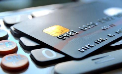 特搞丨骗子利用台风天骗人?声称台风天航班取消，骗走1万元!