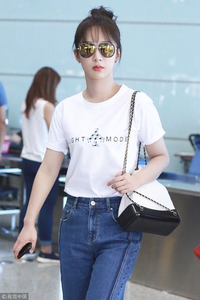 杨紫扎减龄丸子头俏皮可爱      牛仔裤配白T清爽简约似学生妹