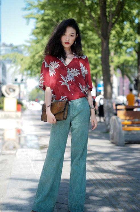 街拍：图六别致抹胸装出行，性感的“美人骨”，真是让人惊艳！