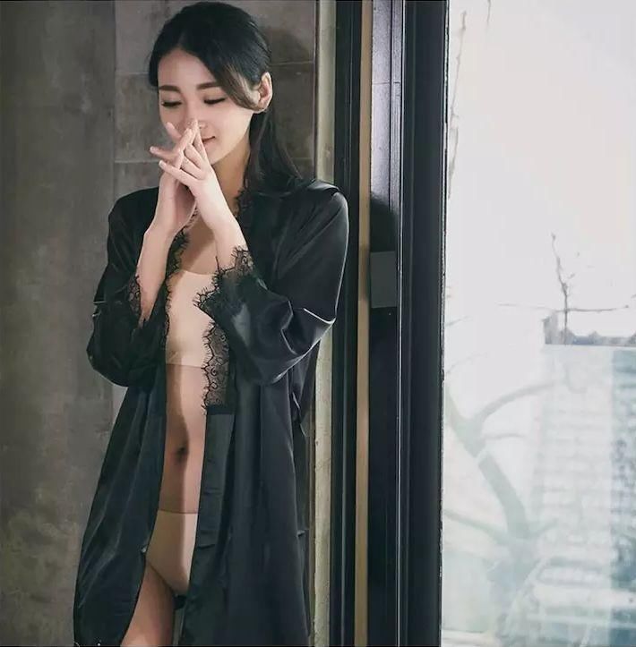 美胸已经不能满足了，心机girl们开始注重舒适性感美背了!