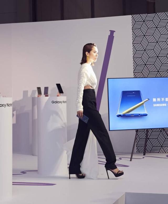 蔡依林脚踩“两根针”，却从裤子里露出“卫生纸”，画面太尴尬了